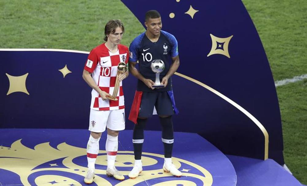 Mbappé miglior giovane e Modric Pallone d&#39;oro del torneo: finora la premiazione - nonostante i tuoni - scorre tranquilla... Ap